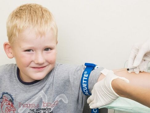 Детето дарява кръв за анализ при съмнение за инфекция с паразити