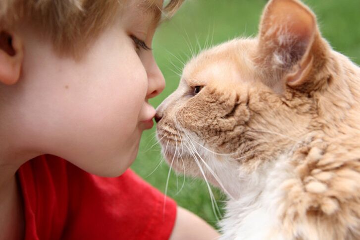Всяко дете може да се зарази с глисти при контакт с животни. 